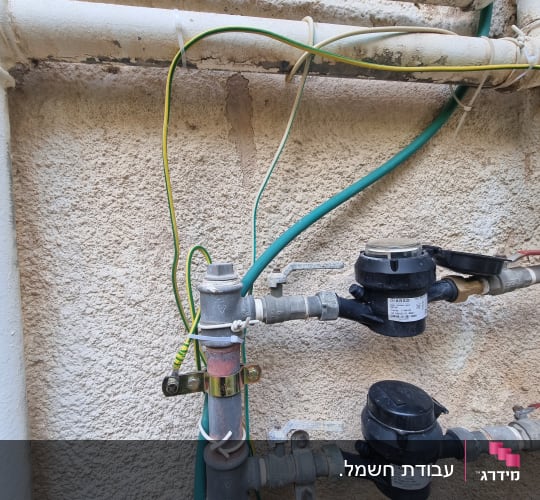 צנרת חשמל עם חיבורים וחוטים חשמליים